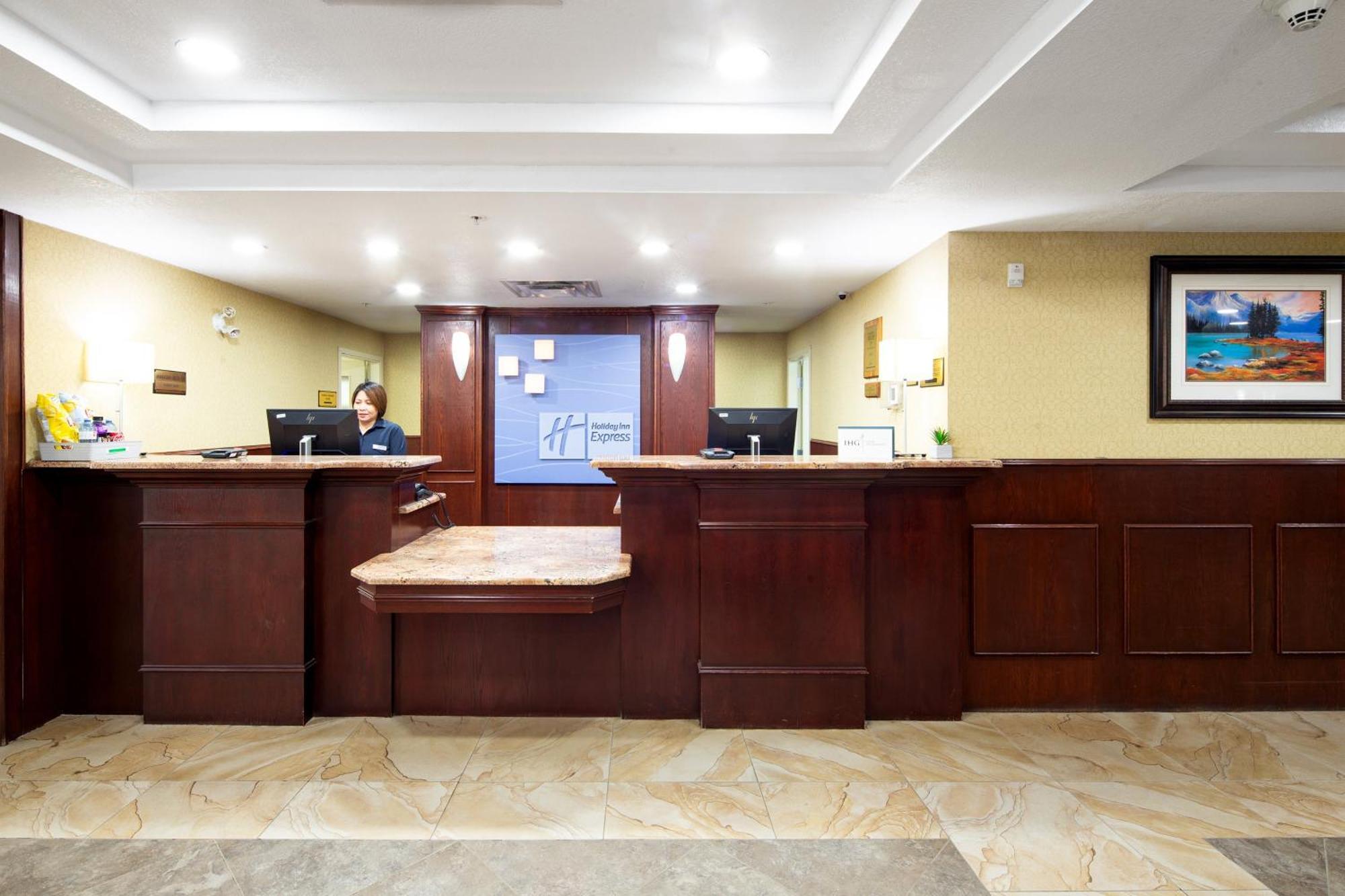 Holiday Inn Express Hotel & Suites Edson By Ihg Eksteriør billede