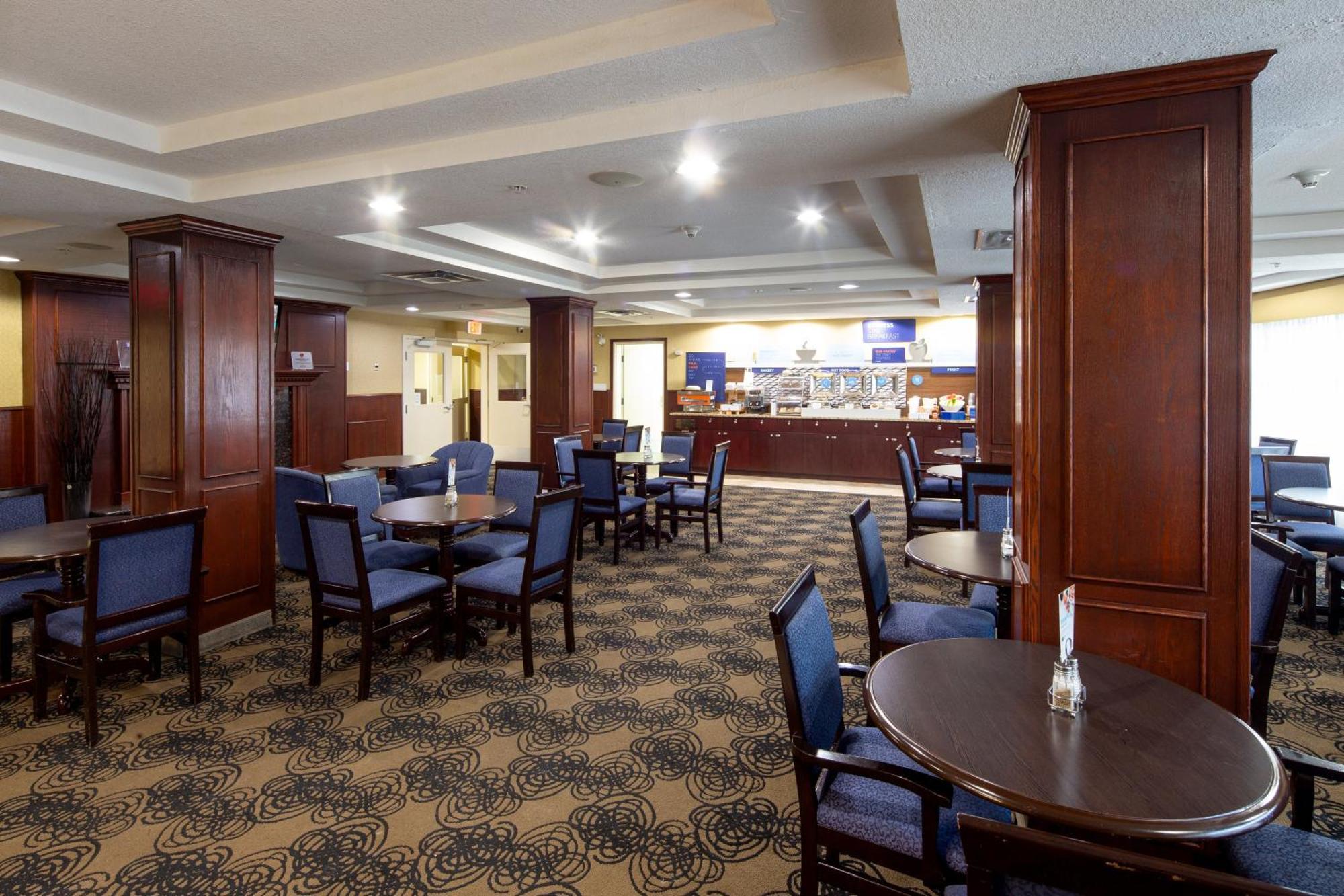 Holiday Inn Express Hotel & Suites Edson By Ihg Eksteriør billede