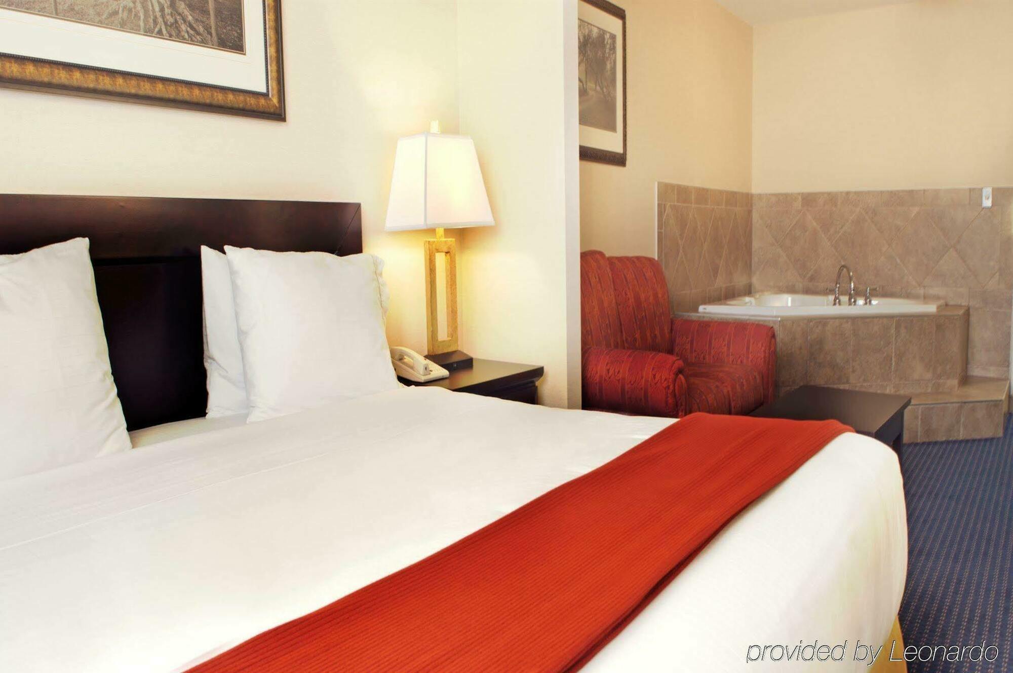 Holiday Inn Express Hotel & Suites Edson, An Ihg Hotel Eksteriør billede